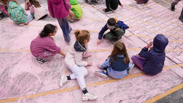 Dank der neuen Fernkälteleitung erhielt die Volksschule mehr Platz und Grünflächen.  | Foto: Andreas Pölzl/MeinBezirk