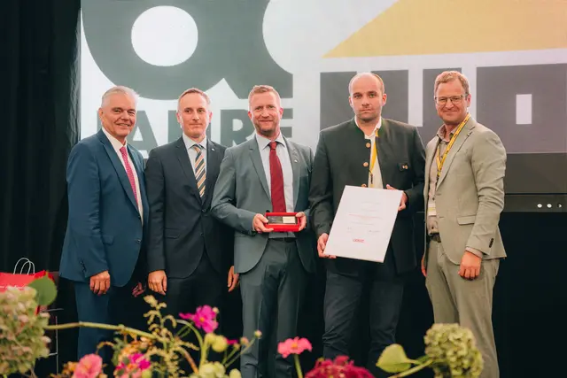 Leo Jindrak (Vizepräsident WKOÖ), Philipp Rusinov (Geschäftsführer Wolf Systembau), Thomas Stadler (Geschäftsführer Wolf Systembau), Florian Pranzl (technischer Bereichsleiter Fertighaus &amp; Kellerbau), Martin Ettinger (Bezirksstellenobmann WKO Gmunden). | Foto: Wolf Systembau Gesellschaft m.b.H.