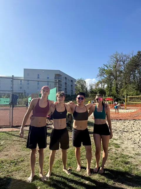 Die "Baggerbande", rechts Marlies Pirngruber, trainiert in Ottensheim und spielt das eine oder andere Beachvolleyballturnier mit. | Foto: Pirngruber