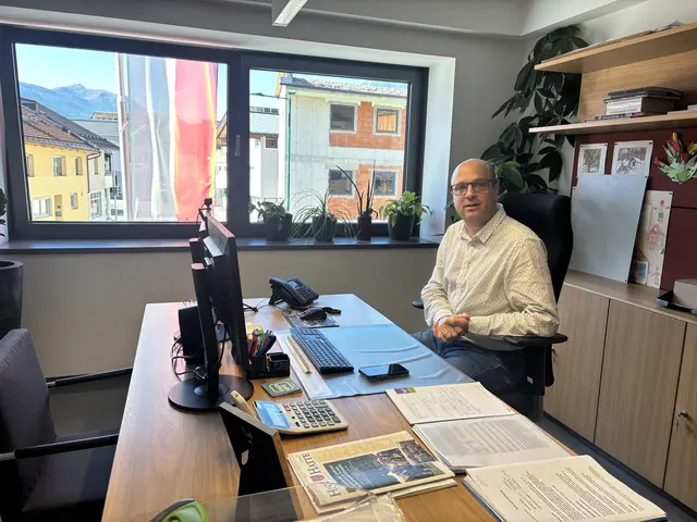 Dorfchef Stefan Rueland freut sich über eine gute Infrastruktur in seiner Kommune.
 | Foto: Perktold