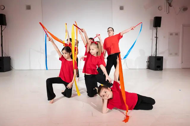 Die Kinder erarbeiten eine eigene Choreo, die dann im Dezember präsentiert wird.  | Foto: Barbara Mair