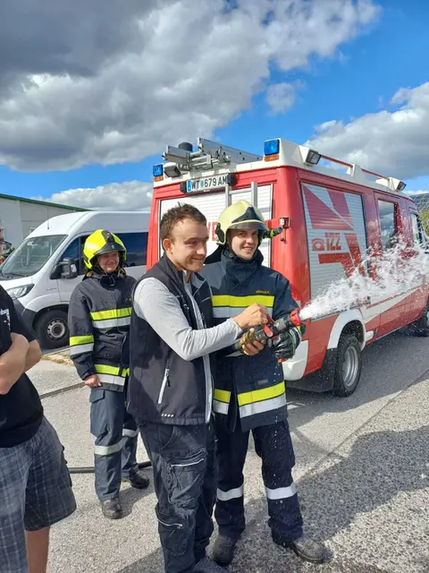 Die Caritas-Mitarbeiter durften auch selbst mitüben. | Foto: FF Vitis