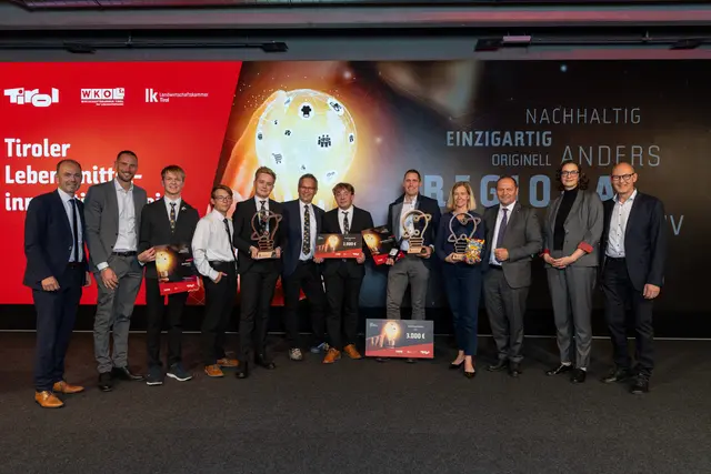 Abg.z.NR Ing. Josef Hechenberger (Präsident der LK Tirol), Matthias Pöschl (GF Agrarmarketing Tirol), LH-Stv. Josef Geisler, Prof. Dr.in Katrin Bach (Juryvorsitzende) und Georg Schuler (Innungsmeister der Tiroler Lebensmittelgewerbe) mit den drei Preisträgern des 3. Tiroler Lebensmittelinnovationspreis 2026 | Foto: AMTirol, Krapf