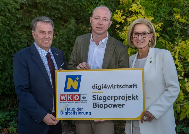 WKNÖ Präsident Wolfgang Ecker, Robert Schweizer (Geschäftsführer der BioPower GmbH), Landeshauptfrau Johanna Mikl-Leitner | Foto: NLK Filzwieser