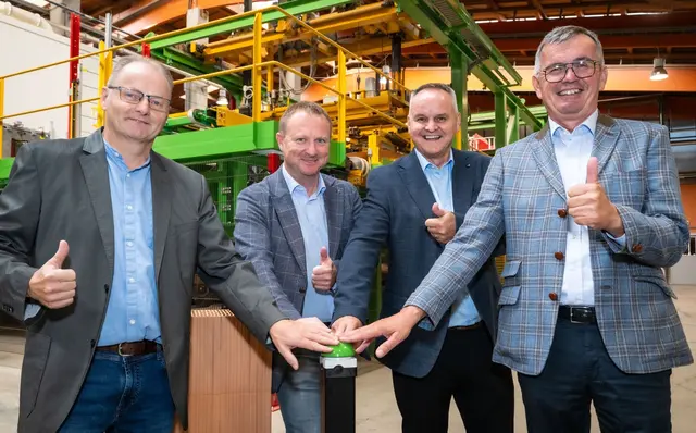 Prokurist Norbert Buchenberger, Bürgermeister Roland Schauer, Prokurist Wolfgang Resch und Geschäftsführer Walter Eder beim offiziellen "Startschuss" für die neue Polieranlage. | Foto: Eder