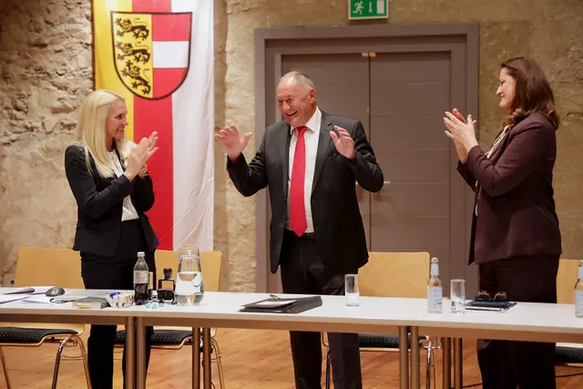 Amtsleiterin Bettina Waidhofer, Bgm. a.D. Josef Kronlechner und Nachfolgerin Vizebürgermeisterin Ursula Heitzer | Foto: LPD Kärnten/Wajand