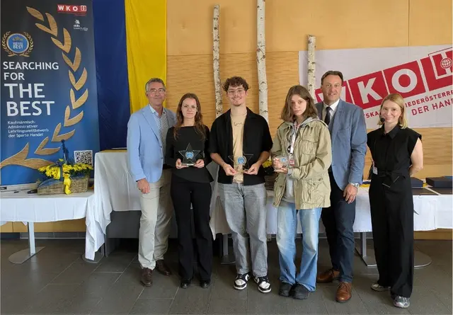 Die besten Bürolehrlinge des Landes: Joshua-Noel Lang (1.), Celina Weber (2.) und Jennifer Bersanov (3.) mit Berufsschuldirektor Thomas Breineder, SQM Gerald Müllner und Wettbewerbsorganisatorin Karoline Harm. | Foto: WKNÖ