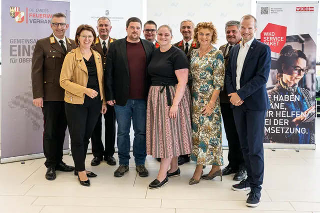 Landesfeuerwehrpräsident Robert Mayer, Landesrätin Michaela Langer-Weninger, Alexander Neuhauser, Stefan Aigner, Clemens Binder, Michaela Aigner, Andreas Schabelreiter, AUVA-Landesdirektorin Maria Lesterl, Bezirksfeuerwehrkommandant Wolfgang Hufnagl und Leonhard Zauner, Vorsitzender Landesstellenausschuss AUVA (v.l.) | Foto: AUVA/R. Reichhart