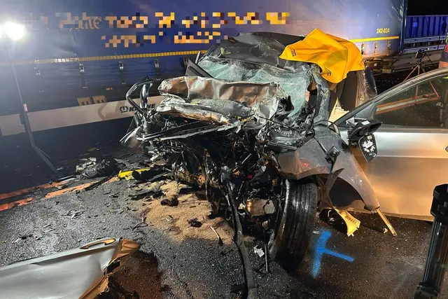 Ein Pkw kollidierte in einem Baustellenbereich mit einem entgegenkommenden Lkw. | Foto: FF Silz