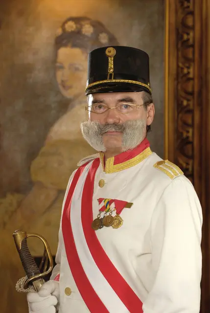 Als „Kaiser Franz Joseph“ hat Ewald Harrer seine Gäste begrüßt und persönlich an den Tisch geführt. | Foto: Fotostudio Reisinger