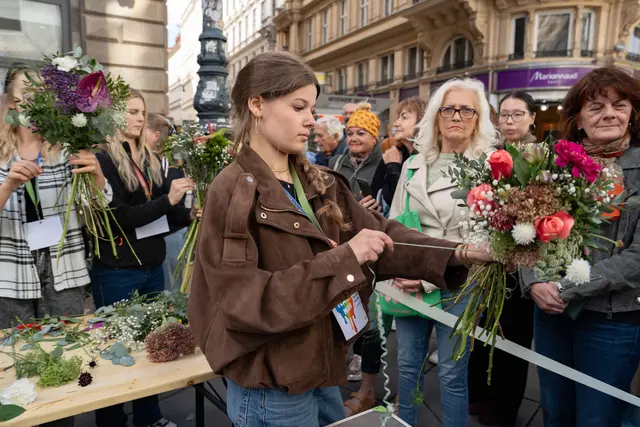Rund 20 Minuten dauerte der ungewöhnliche Arbeitseinsatz unter freiem Himmel. Danach wechselten die fertigen Werkstücke kostenlos ihre Besitzer. | Foto: Sade Jerabek/MeinBezirk
