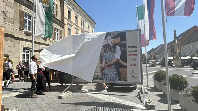 Gemeinsam wurde das Plakat im Juni am Hauptplatz enthüllt. Jetzt wird das dreitägige Herbstfest nicht stattfinden. | Foto: MeinBezirk/Waltraud Fischer