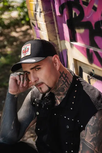 Matthias Aichner alias Tiroler Schmäh veröffentlicht am 9. Oktober sein erstes Studioalbum „Unter meiner Haut“. | Foto: Kevin Lauderlein / Telamo BMG