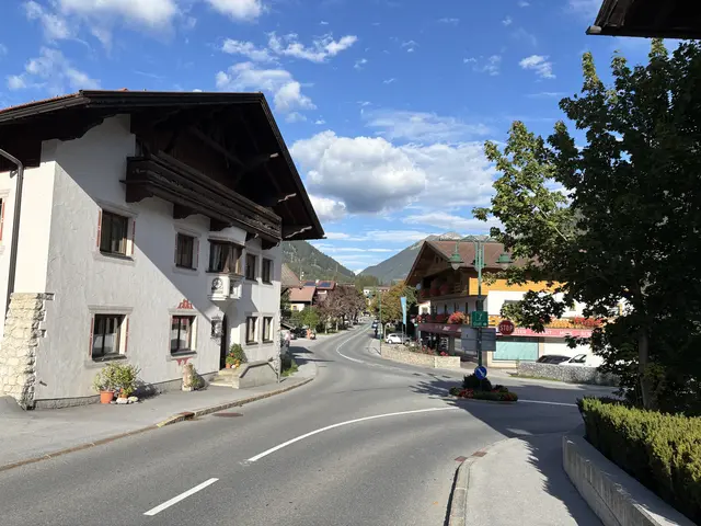 Die Einbindung der Innsbrucker Straße in die B187 im Bereich der "Rieder-Kreuzung" soll übersichtlicher werden. | Foto: MeinBezirk/Günther Reichel