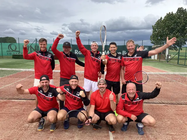 Erfolgsteam des UTC Marbach am Walde feiert Meistertitel und Aufstieg in die Kreisliga B: Thomas Müllner, Thomas Frühwirth, Markus Wimmer, Stefan Heinzl, Werner Siegl (hinten); Rene Schaubensteiner, Günter Schrenk, Mannschaftsführer Florian Kurz und Robert Prinz (vorne v. l.); nicht im Bild: Gregor Kurz und Martin Pfeiffer.
 | Foto: UTC Marbach