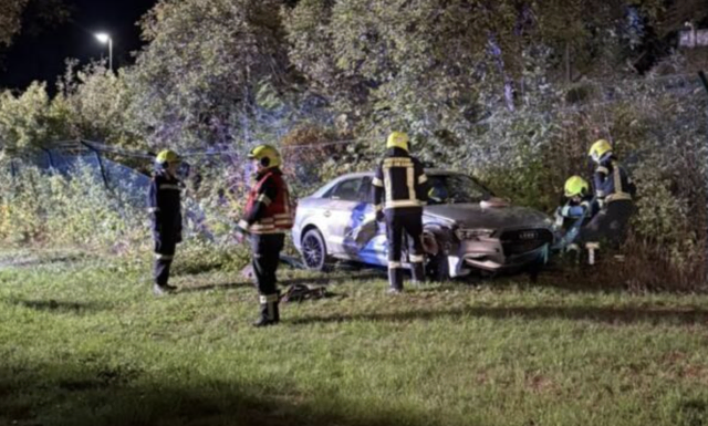 Ein Pkw war von der Fahrbahn abgekommen und über eine Böschung gerutscht. | Foto: Feuerwehr