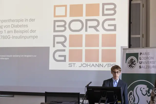 Im Fach Biologie wurde Simon Kopenec für seine Arbeit „Moderne Insulinpumpentherapie in der Behandlung von Diabetes mellitus Typ 1 am Beispiel der Medtronic 780G-Insulinpumpe ausgezeichnet. | Foto: Universität Salzburg/Michael Namberger