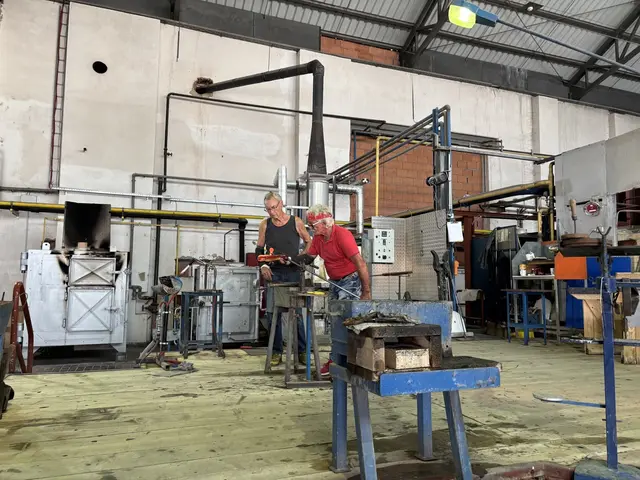 Am 3. Oktober kann man Rudolf Weninger und Heinz Strasser beim Glasmachen zuschauen. | Foto: MeinBezirk/Harald Almer