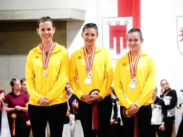 Aida Bauer und Janina Steiner mit Longenführerin Isabelle Zwinger holten den Vizestaatsmeistertitel.  | Foto: Cara Weismayr 