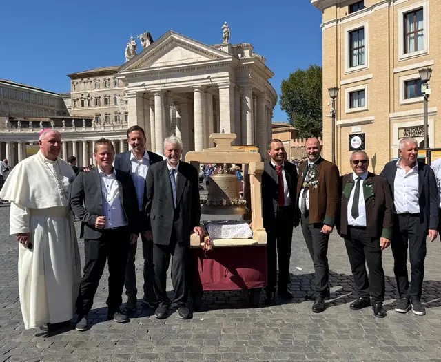 Bei prächtigem Sonnenschein wurde am Mittwoch in der ewigen Stadt vom Pontifex die neue Glocke für das Serleskirchl in Mieders geweiht. | Foto: Adrian Siller