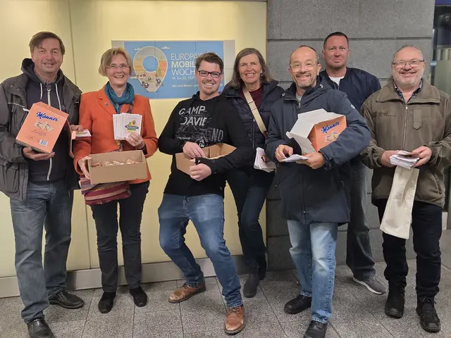 Die Gemeindevertreter Franz Spehn,  Bettina Bergauer, Andreas Koller, Andrea Schlederer, Heinz Bogner, Martin Schrötter und Andreas Ballenstorfer verteilten nette Überraschungen.  | Foto: privat