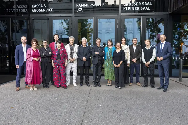 Gruppenfoto aller PreisträgerInnen beim Fest der Kultur 2026 (v. r.): LH Anton Mattle, Patrick Roman Scherer, Maximilian Bernhard, Stephanie Stern, Ulrike Engel, Erika Wimmer Mazohl, Tobias Moretti (Initiator Landespreis für Darstellende Künste), Rainer Köberl, Harald Windisch, Anna Maria Mühlbacher, Adrian Mayr, Annja Krautgasser, Karin Maier und Martin Moritz (beide THEATER.RUM). | Foto: Land Tirol/Sedlak