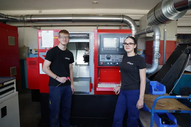 Die Lehrlinge von Flowserve Tobias und Lea | Foto: MeinBezirk.at/Gehrke