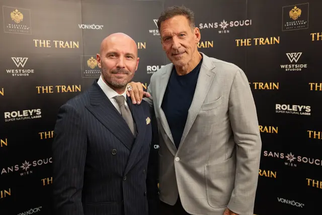 Hauptdarsteller Dennis Dewall (li) in "The Train" mit Mister Universe und Schauspieler Ralf Möller bei der Filmpremiere.  | Foto: Sade Jerabek/MeinBezirk