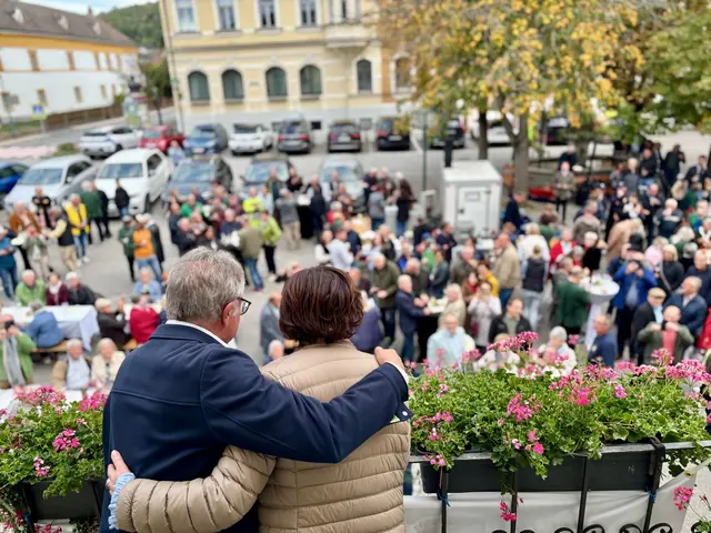 Am Balkon des Rathauses staunte Martin Falk mit seiner Martina über die zahlreichen Gäste seiner Feier. | Foto: Markus Kahrer & Manuela Zekar