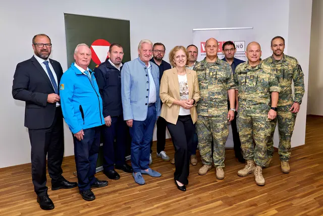 Die Regionalveranstaltung lieferte vertiefende Einblicke in das Vergabewesen des Bundesheers und Schwerpunkte der verschiedenen Garnisonen im Raum Weinviertel (v.l.): Bernhard Ebner (Prokurist ecoplus), Vizepräsident Georg Jungmayer (NÖ Zivilschutzverband), Christian Holzer (Abschnittsfeuerwehrkommando Hollabrunn), WKNÖ-Bezirksstellenobmann Alfred Babinsky (Hollabrunn), Julius Gelles (WKNÖ-Bezirksstellenleiter, Hollabrunn), Alexandra Hagmann-Mille (WKNÖ), Johannes Salesny (BMLV), NÖ Militärkommandant Georg Härtinger, Josef Maindl (Leitung Militärservicezentrum 4), Hans-Peter Hohlweg (Kommandant Bolfras-Kaserne, Mistelbach) und Robert Nussdorfer (Kommandant ABC-Abwehrzentrum, Dabsch-Kaserne, Korneuburg) | Foto: Bernhard Rupp