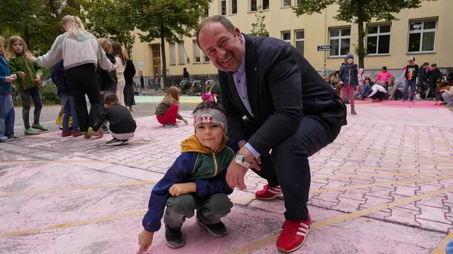 Bezirksvorsteher Alexander Nikolai (SPÖ) zeigte sich von dem Kunstwerk begeistert.  | Foto: Andreas Pölzl/MeinBezirk