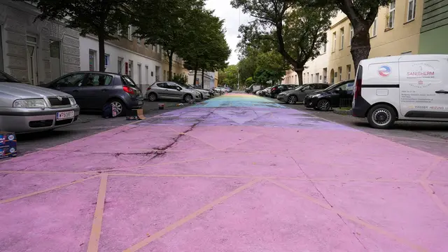 Die Umgestaltung der Wolfgang-Schmälzl-Gasse wurde mit einem Straßenmalfest gefeiert – auch in der umliegenden Arnezhoferstraße.  | Foto: Andreas Pölzl/MeinBezirk