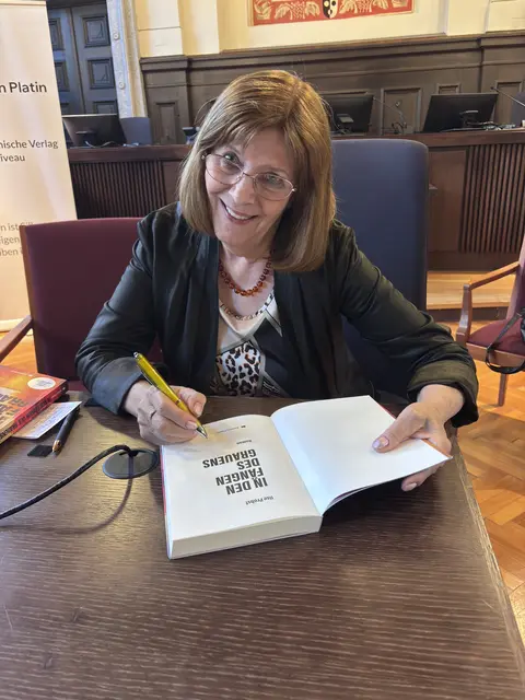 Ilse Probst präsentiert ihren Roman "In den Fängen des Grauens" im Schwurgericht St. Pölten. | Foto: Tanja Handlfinger