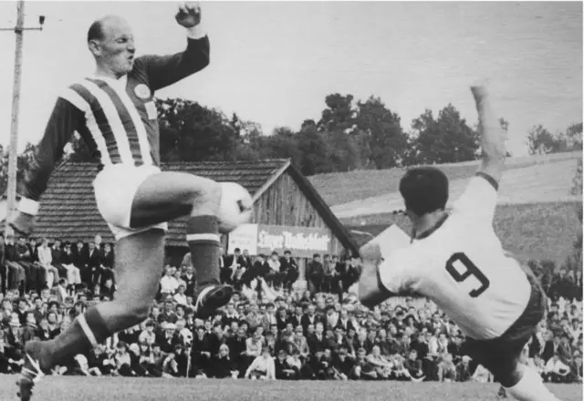 Heinz Brauneis gegen Gerd Müller.  | Foto: Archiv SV Pöttinger