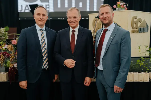 Philipp Rusinov (Geschäftsführer Wolf Systembau), Thomas Stelzer (Landeshauptmann OÖ), Thomas Stadler (Geschäftsführer Wolf Systembau). | Foto: Wolf Systembau Gesellschaft m.b.H.