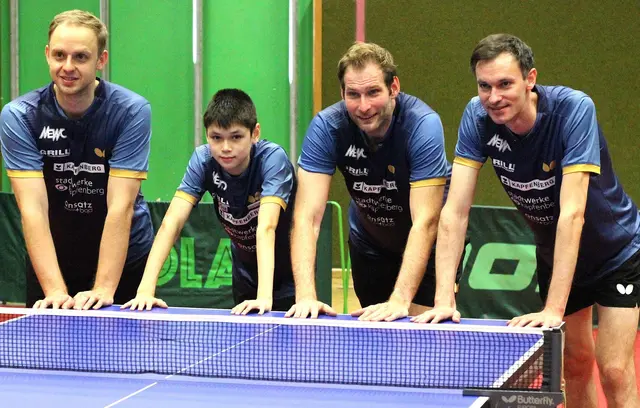 David Vorcnik, Louis Fegerl und Martin Storf mit Coach Stefan Fegerl. | Foto: KSV Tischtennis