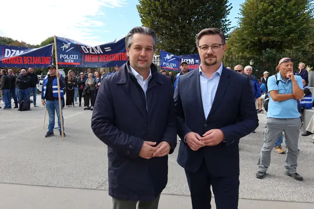 FPÖ-Wien-Chef Dominik Nepp (l.) und FPÖ-Stadtrat Stefan Berger kamen, um die Mahnwache zu unterstützen. | Foto: Patricia Hillinger/MeinBezirk