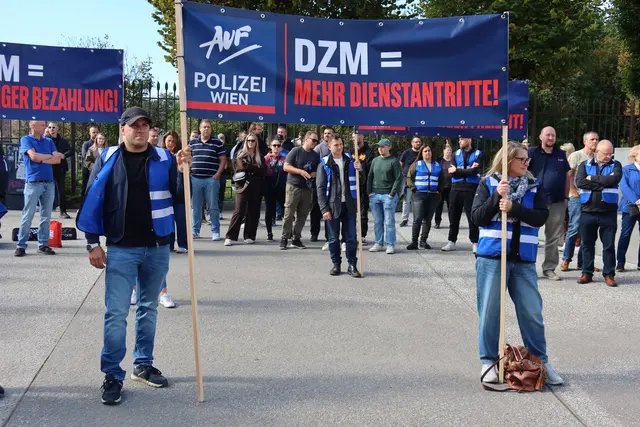 Mit Sarg und Leichenwagen machten einige Polizistinnen und Polizisten am Mittwoch vor dem Innenministerium auf ihre Kritik am neuen Dienstzeitmodell aufmerksam. | Foto: Patricia Hillinger/MeinBezirk