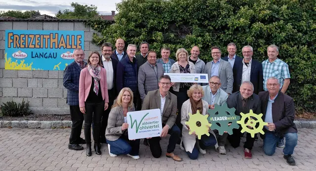 Obmann Landtagsabgeordneter Franz Linsbauer und Geschäftsführerin Verena Manhart diskutierten mit Bürgermeistern und Vizebürgermeistern aus 18 Gemeinden über sieben konkrete Projektideen. | Foto: LEADER