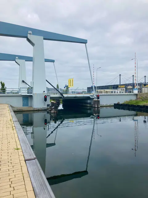 Diese Brücke wird geteilt, 
wenn kleine Schiffe oder Boote 
in den Pachthafen ein,- &amp; ausfahren. 