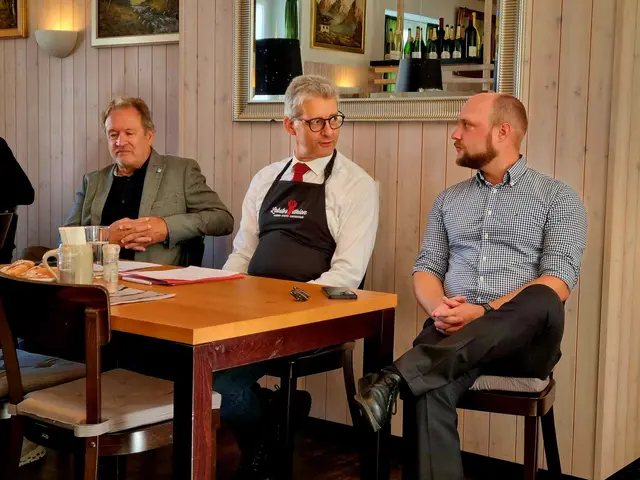 Mark Lewis präsentierte gemeinsam mit Vizebürgermeister Rupert Sitz und Bürgermeister Johannes Stuttner das Konzept für die Schloss Taverne Bisamberg. | Foto: Elisabeth Bendl