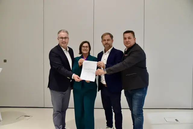 Schulterschluss bei den Landagsparteien zur besseren Versorgung bei ME/CFS: (v.l.) ÖVP-Landtagsabgeordneter Markus Ulram, Grünen-Klubobfrau Margit Paul-Kientzl, SPÖ-Klubobmann Roland Fürst und FPÖ-Klubobmann Christian Ries. 
 | Foto: Stefan Schneider/MeinBezirk