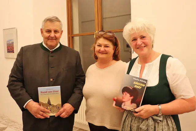 Bgm. Doris Dirnberger mit den beiden Autoren Gottfried Mühlbacher und Maria König bei der Buchpräsentation in Rein. | Foto: Edith Ertl