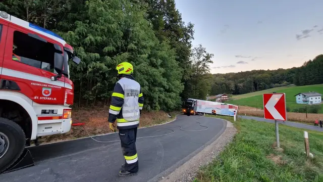 Feuerwehrauto und Lkw