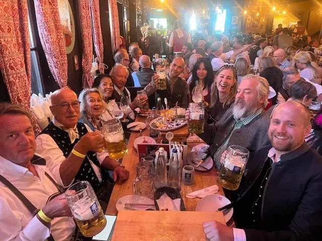 Otto Retzer stößt mit Shirley und Freunden auf der Wiesn an. | Foto: Retzer