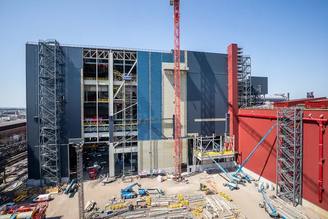 Die Hauptkomponenten des neuen Elektrolichtbogenofens (EAF) wurden am Linzer Standort angeliefert. Der Ofen soll im ersten Halbjahr 2027 in Betrieb gehen. | Foto: voestalpine