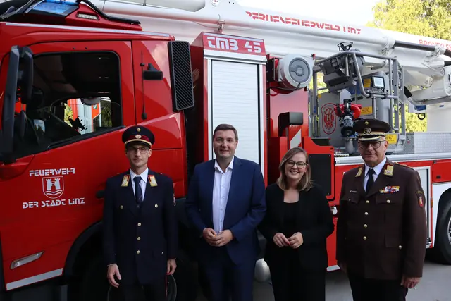 von links: Branddirektor Stefan Krausbar, Sicherheitsstadtrat Michael Raml (FPÖ), Vizebürgermeisterin Merima Zukan (SPÖ) und Landes-Feuerwehrkommandant-Stellvertreter Michael Hutterer beim Festakt in der Feuerwache Nord.  | Foto: Berufsfeuerwehr Linz