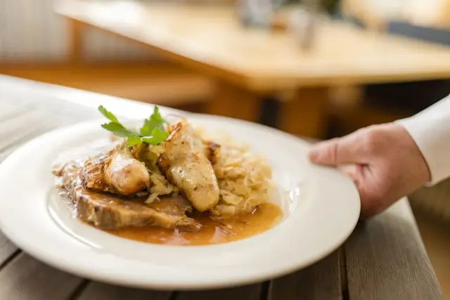 Erdäpfelwurst mit Schweisbraten und Sauerkraut | Foto: Manuell Teller