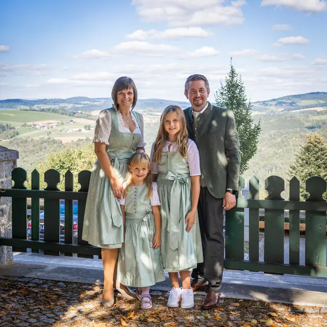 Sebastian Koller und seine Familie betreiben das Gasthaus in Vichtenstein, das einige Jahre verpachtet war, wieder selbst. Unter dem Namen "Zum Koller" wird Anfang November aufgesperrt.  | Foto: Fam. Koller