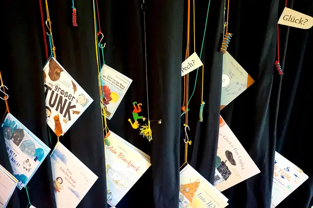 „Eine Familienpackung Glück – was man für Geld
nicht kaufen kann“: Mitmachausstellung im Kinderbuchhaus im Schneiderhäusl in Oberndorf an der Melk | Foto: Kinderbuchhaus im Schneiderhäusl